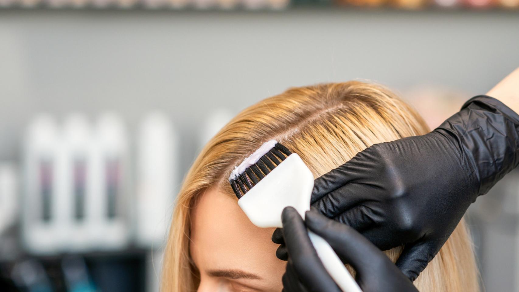 Mujer tiñéndose el pelo.