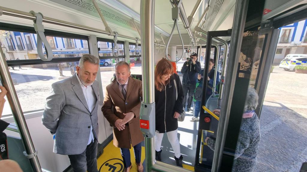 El alcalde de Valdepeñas en el interior de uno de los autobuses.