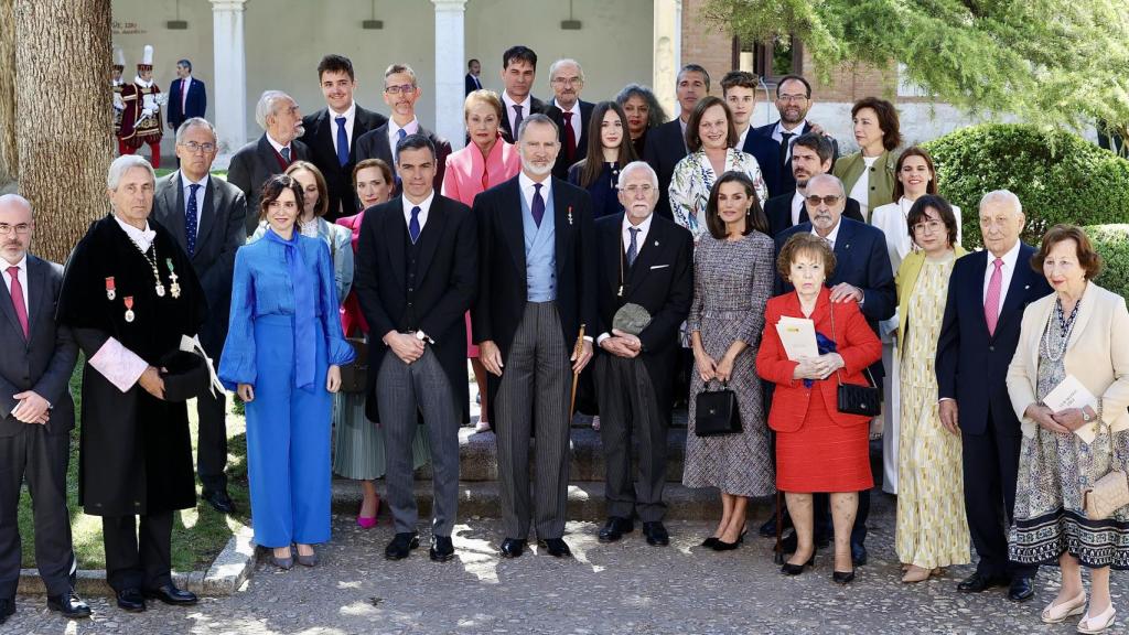 Foto de familia de Luis Mateo Díez con los reyes y el presidente del Gobierno