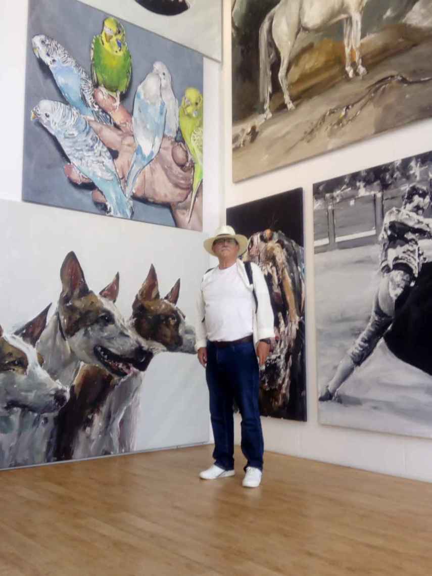 Pedro en la exposición de Santiago Ydáñez