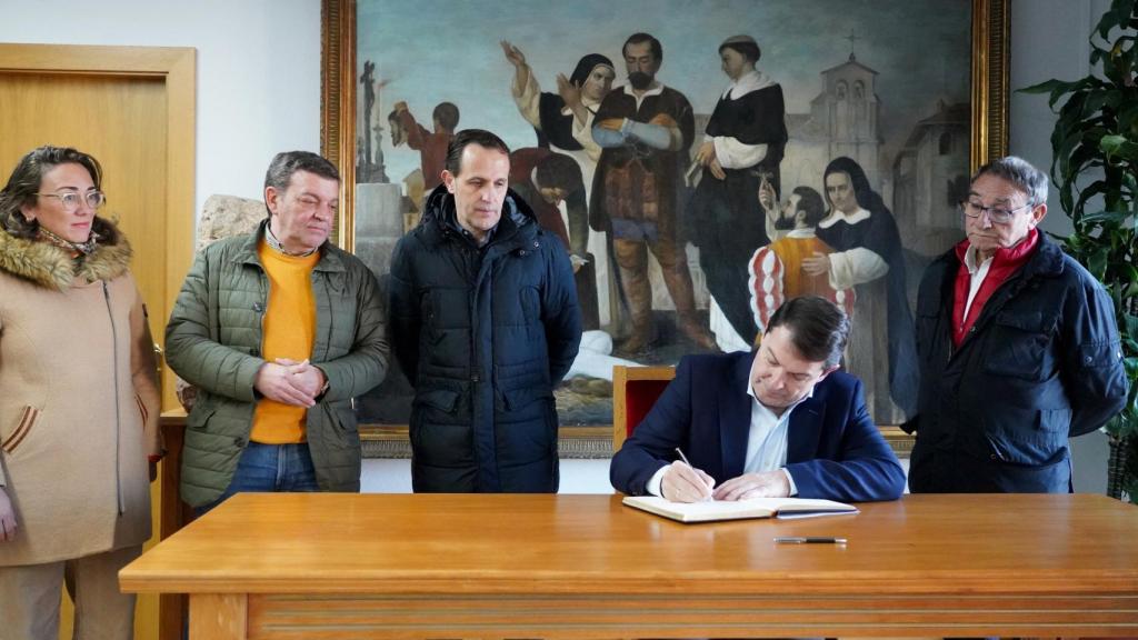 l presidente de la Junta, Alfonso Fernández Mañueco, participa en el Día de la Comunidad en Villalar de los Comuneros (Valladolid) y firma en el Libro de Honor del Ayutamiento