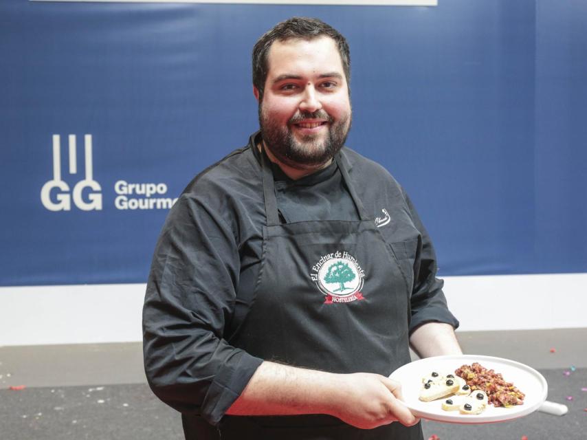 El ganador Javier Olmedo Morales muestra su steak tartar.