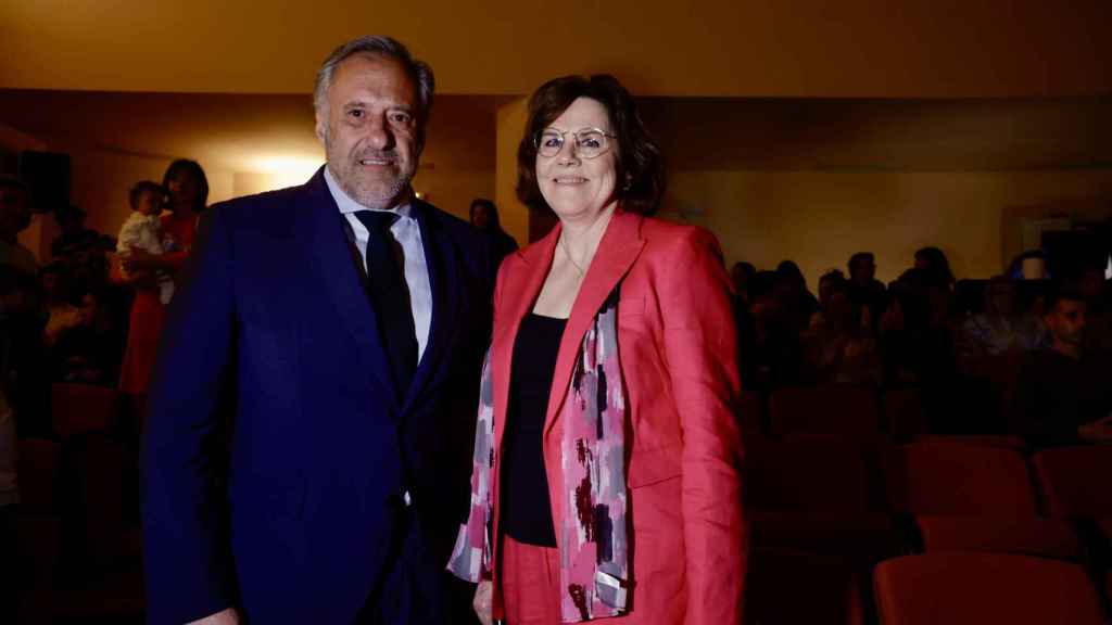 Carlos Pollán junto a la directora del Conservatorio y atleta olímpica, Sandra Myers