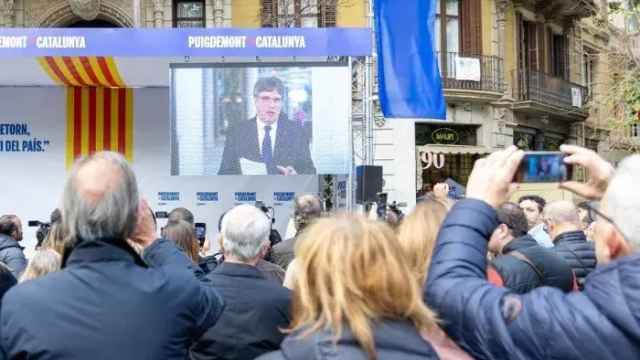 Carles Puigdemont, este martes en la celebración de Sant Jordi, 'comparece' en Barcelona a través de una pantalla.