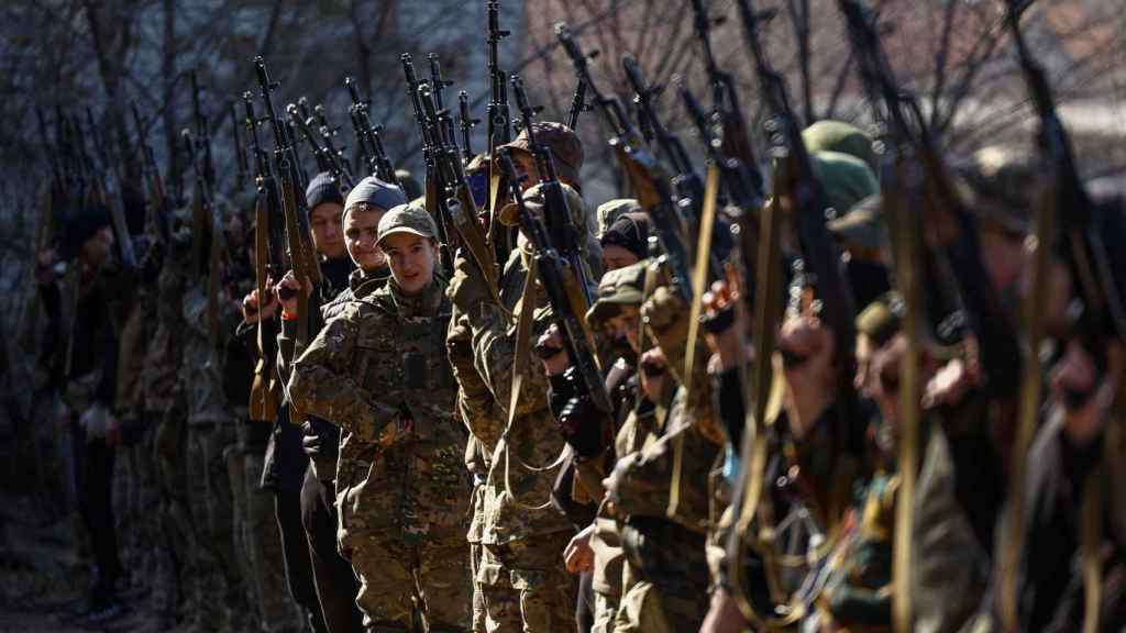 Potenciales reclutas a las Fuerzas Armadas Ucranianas participan en un curso militar básico en Kiev.