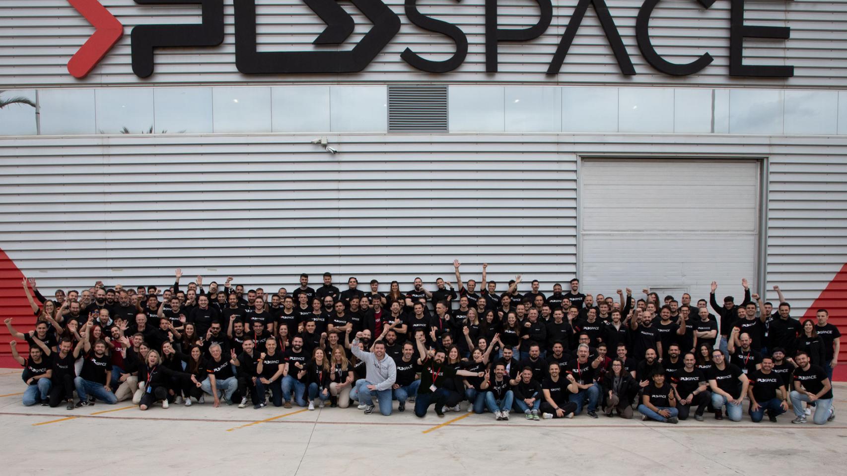 La foto de grupo de los trabajadores de PLD Space, en la imagen, aumentará con la nueva financiación.