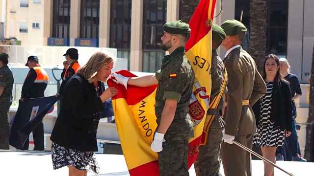 Un momento de una jura de la bandera civil en Alicante.