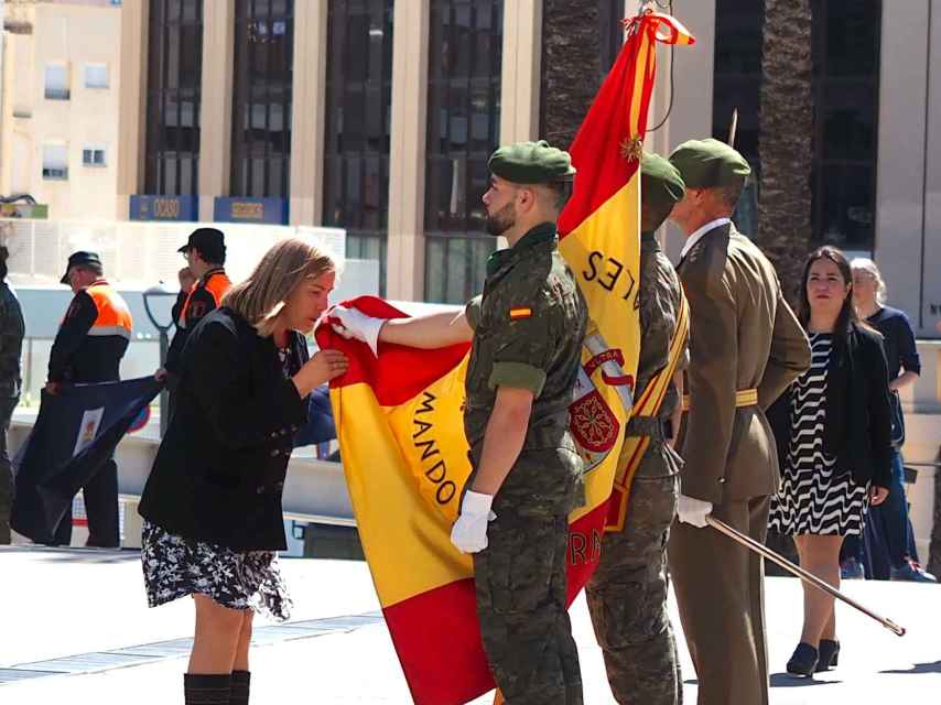 Un momento de una jura de la bandera civil en Alicante.