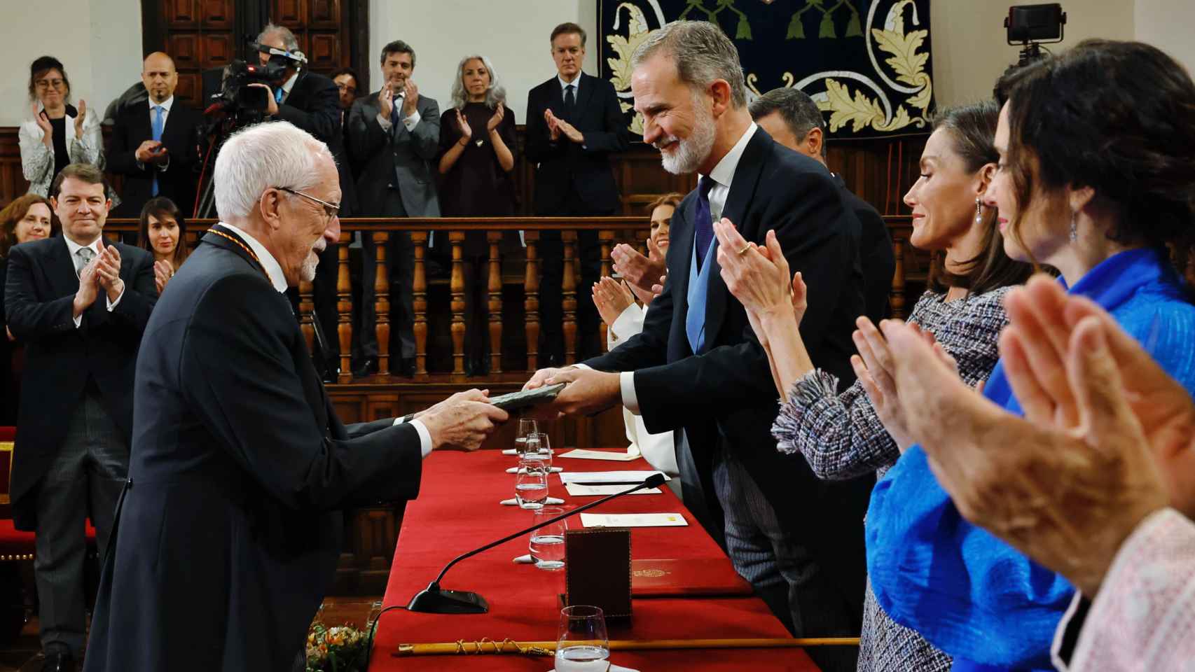 El leonés Luis Mateo Díez recibe el Premio Cervantes de manos de los reyes
