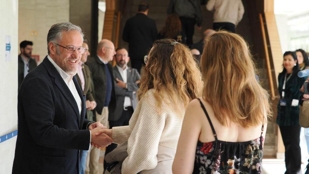 El presidente de las Cortes de Castilla y León, Carlos Pollán, da la bienvenida a los ciudadanos