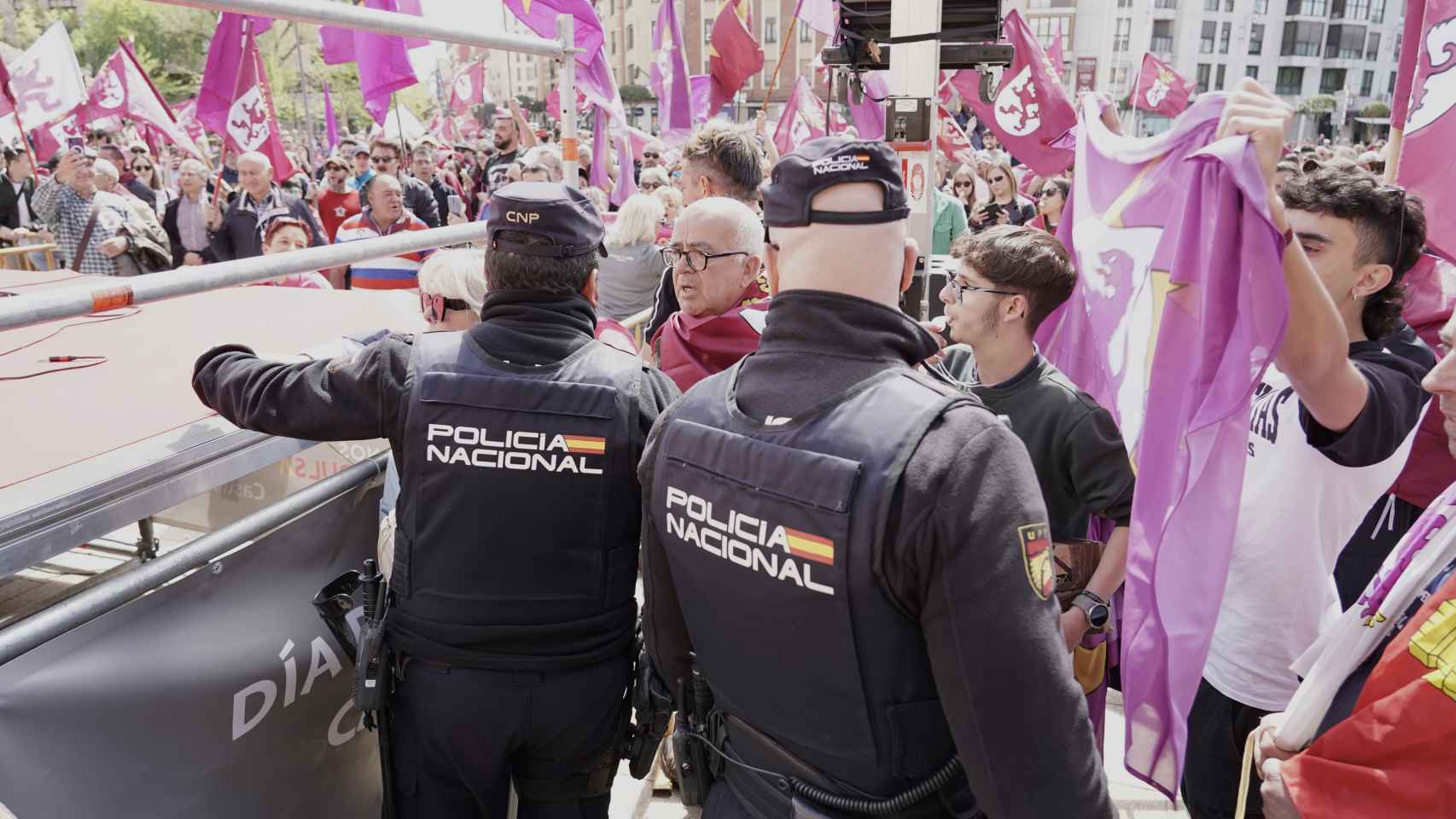 La irrupción de manifestantes obliga a suspender las actividades festivas en la plaza de San Marcos de León