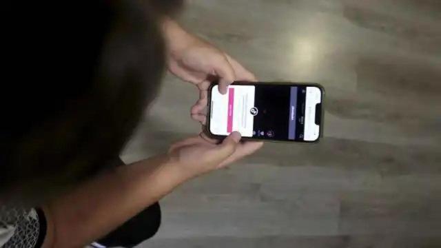Un adolescente utilizando una red social en su teléfono móvil