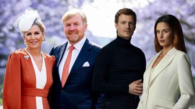 Los reyes de Holanda, Guillermo y Máxima, junto a Martijn y Delfi, actores que les interpretan.