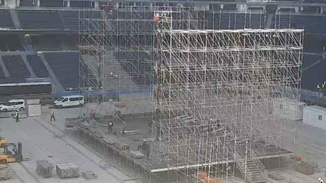Trabajos de montaje de un escenario en el Santiago Bernabéu