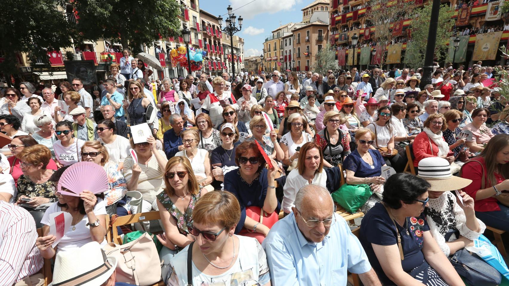 Un grupo de personas espera a la procesión del Corpus en Toledo.