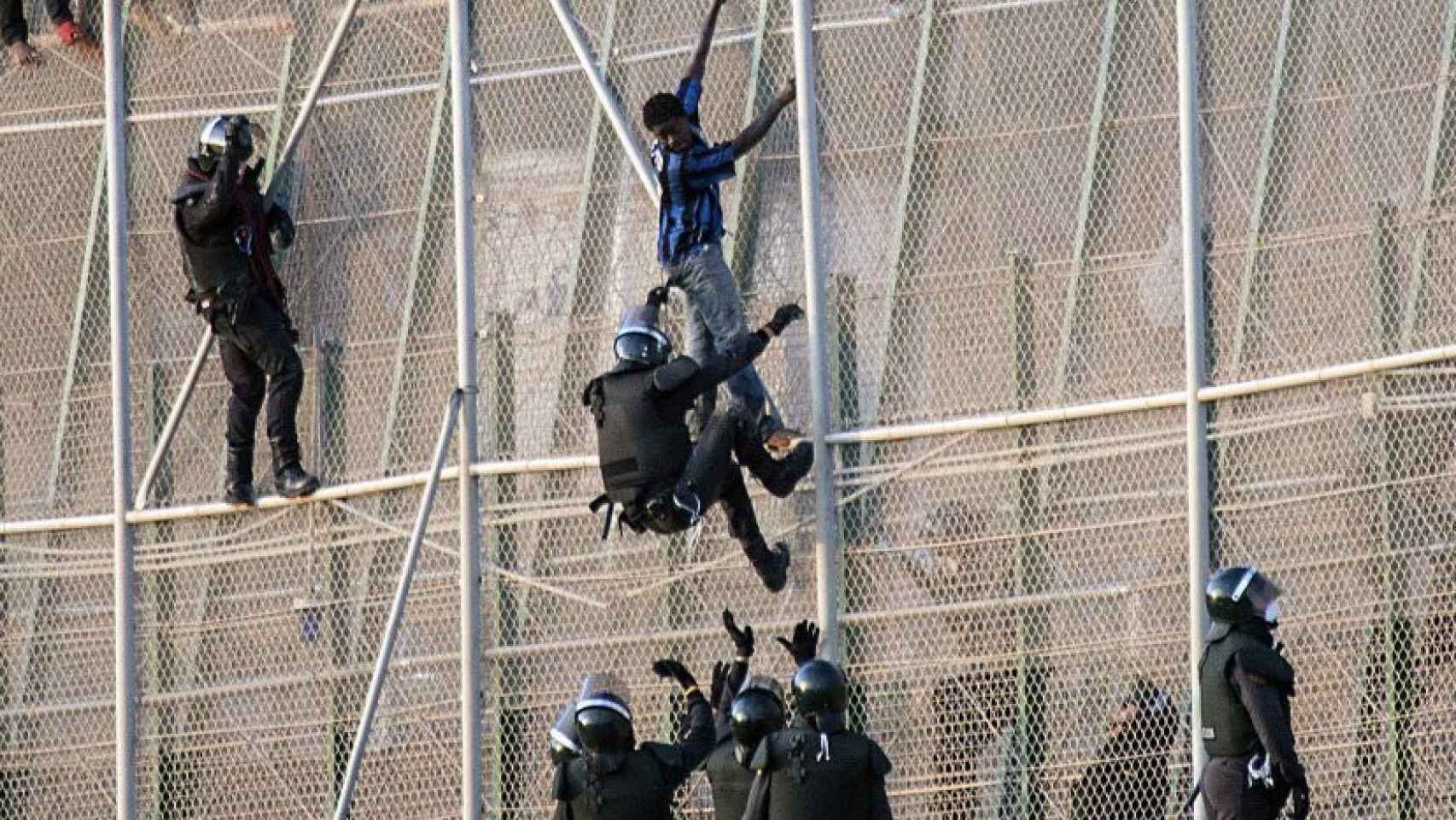 Imagen de archivo de un salto de la valla de Melilla.