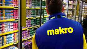 Un empleado de Makro dentro de un supermercado