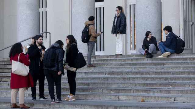 Varias personas en la Universidad Complutense de Madrid, en una imagen de archivo.
