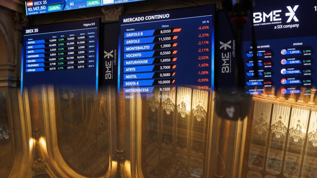 Paneles del Palacio de la Bolsa de Madrid muestran la cotización de varias compañías.