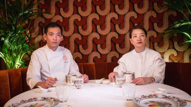 Felipe y María Bao Li en uno de sus restaurantes del Grupo China Crown.