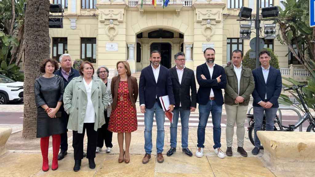 Daniel Pérez, junto a los concejales del grupo del PSOE en el Ayuntamiento de Málaga.