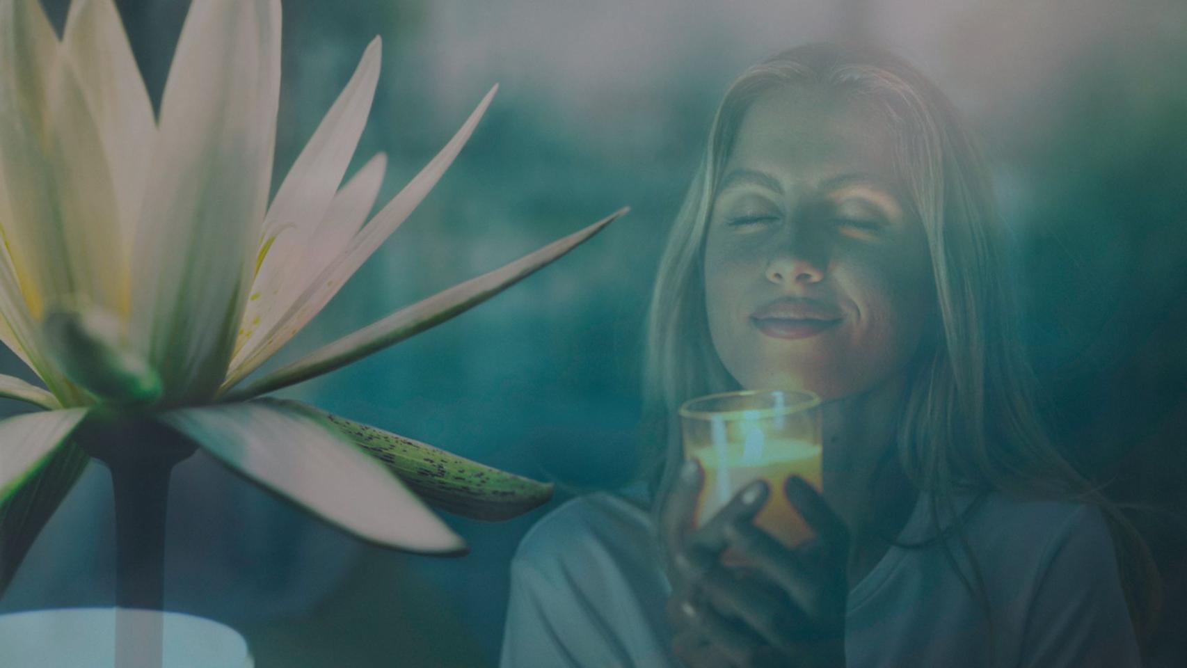 Mujer oliendo vela flor de Lys