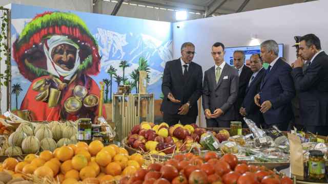 El príncipe heredero marroquí Mulay Hasan  visitó con Planas el pabellón de España en el SIAM .
