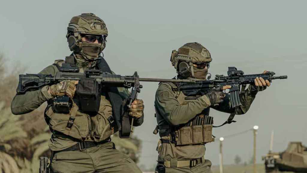 Dos soldados usando el sistema Arbel en los rifles.