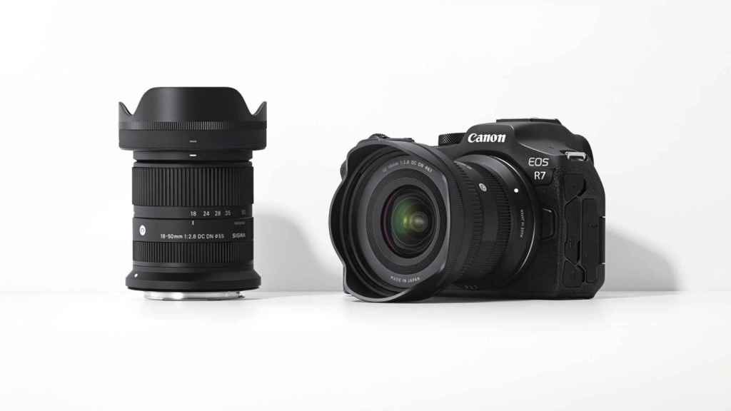 Nueva lente de Sigma junto a una Canon EOS R7.