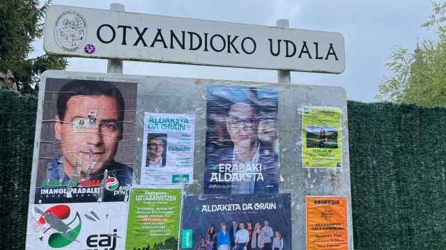 Propaganda electoral en Otxandio, tras las elecciones del pasado 21 de abril.