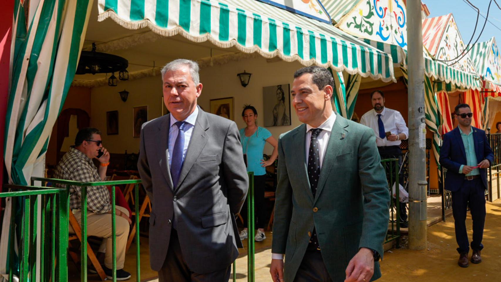 José Luis Sanz con Juanma Moreno, en la Feria de Sevilla.