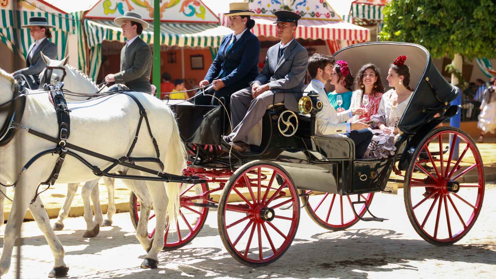 Un coche de caballos paseando por el Real en la Feria de Sevilla de 2024.