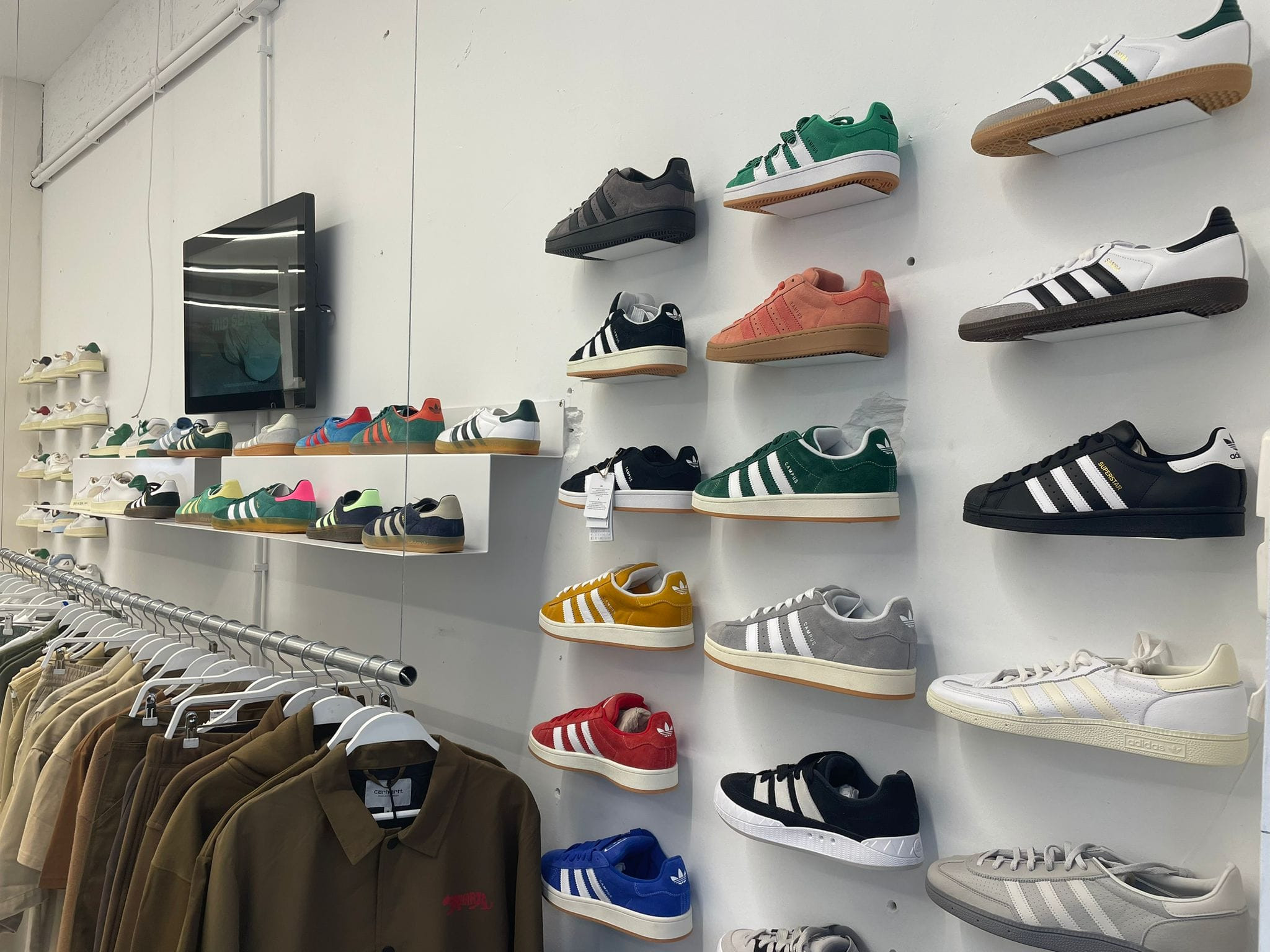 Parte del stock de la nueva tienda 4Elementos en Vigo. Foto: Treintayseis