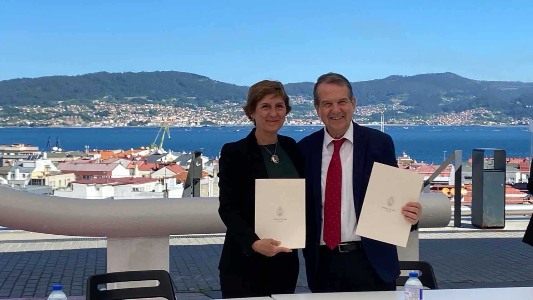 Firma de la cesión de la plaza pública de Vialia Vigo al Concello.