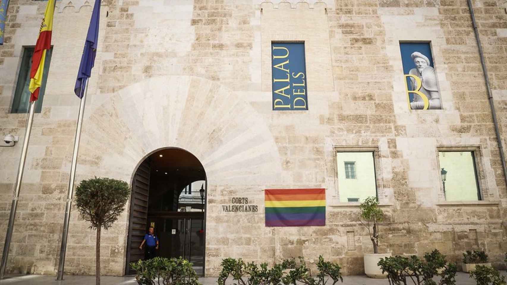 Imagen de archivo de la bandera LGTBI en las Cortes Valencianas