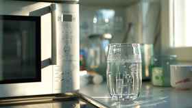 Un vaso de agua en el microondas
