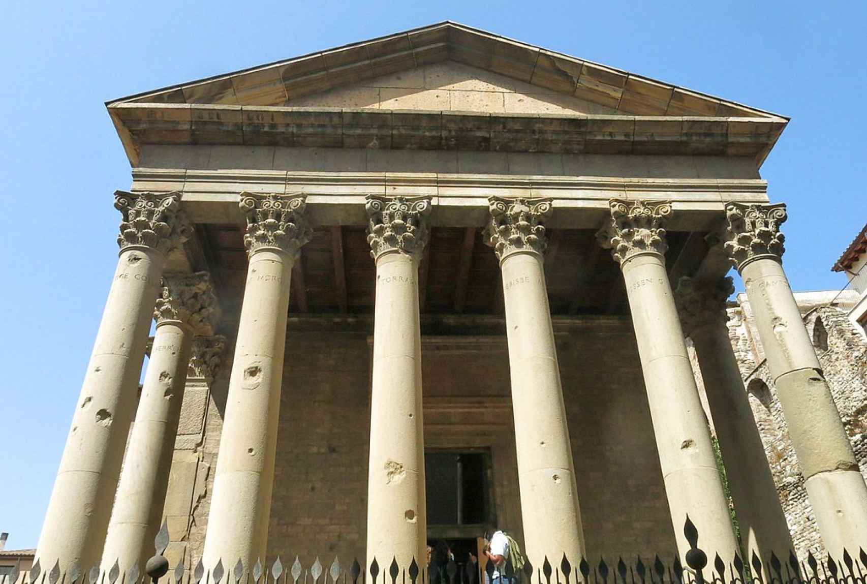Fachada del templo romano de Vic.