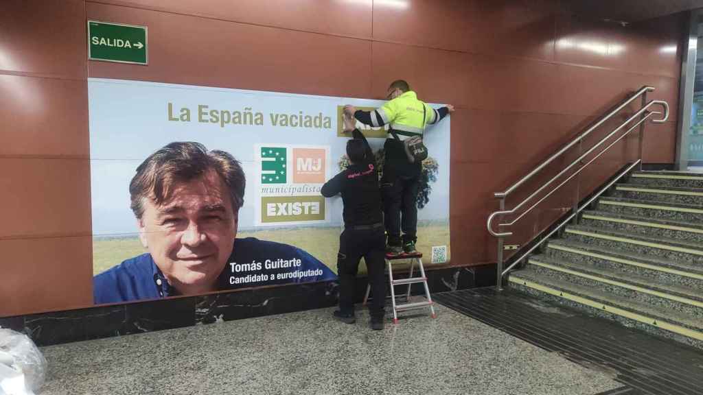 Cartel electoral de Existe, en la salida de metro de Carretas, en Madrid