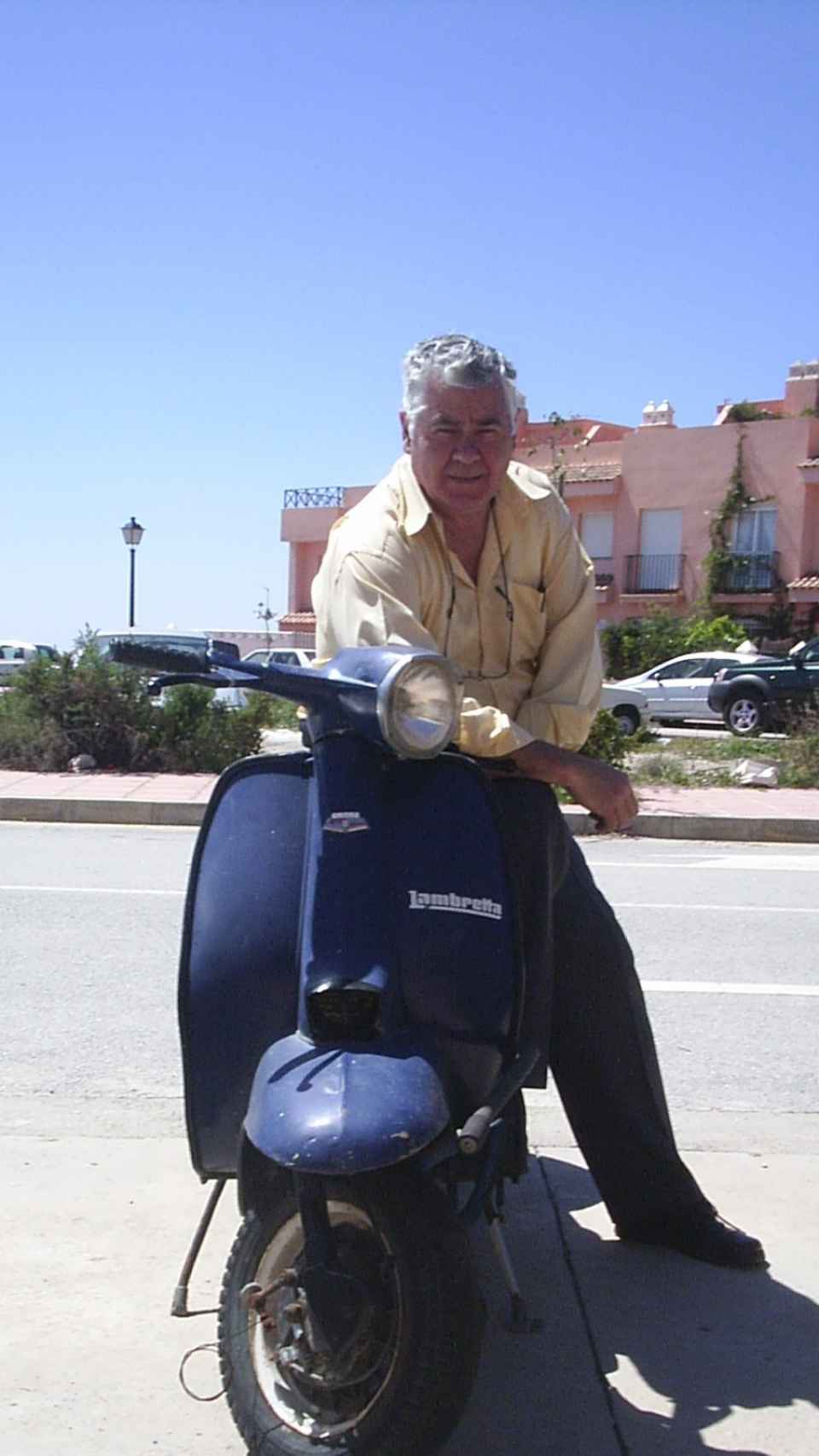 Chato con su moto, en 2006.