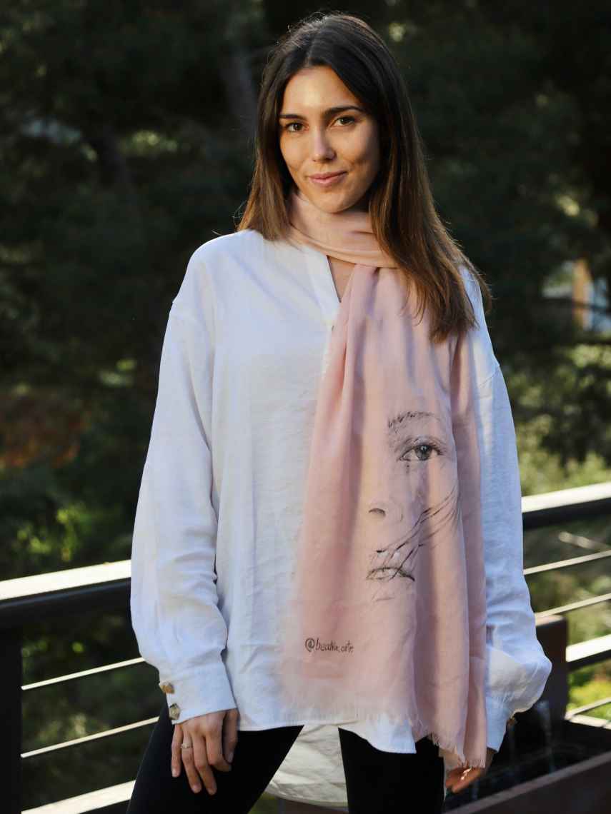 La influencer Anna Padilla con uno de los diseños de Beatriz Domínguez.