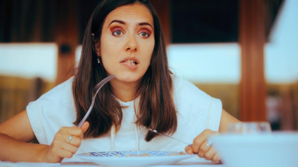 Mujer impaciente esperando su comida.