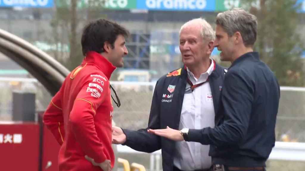 Helmut Marko conversa con Carlos Sainz en el paddock