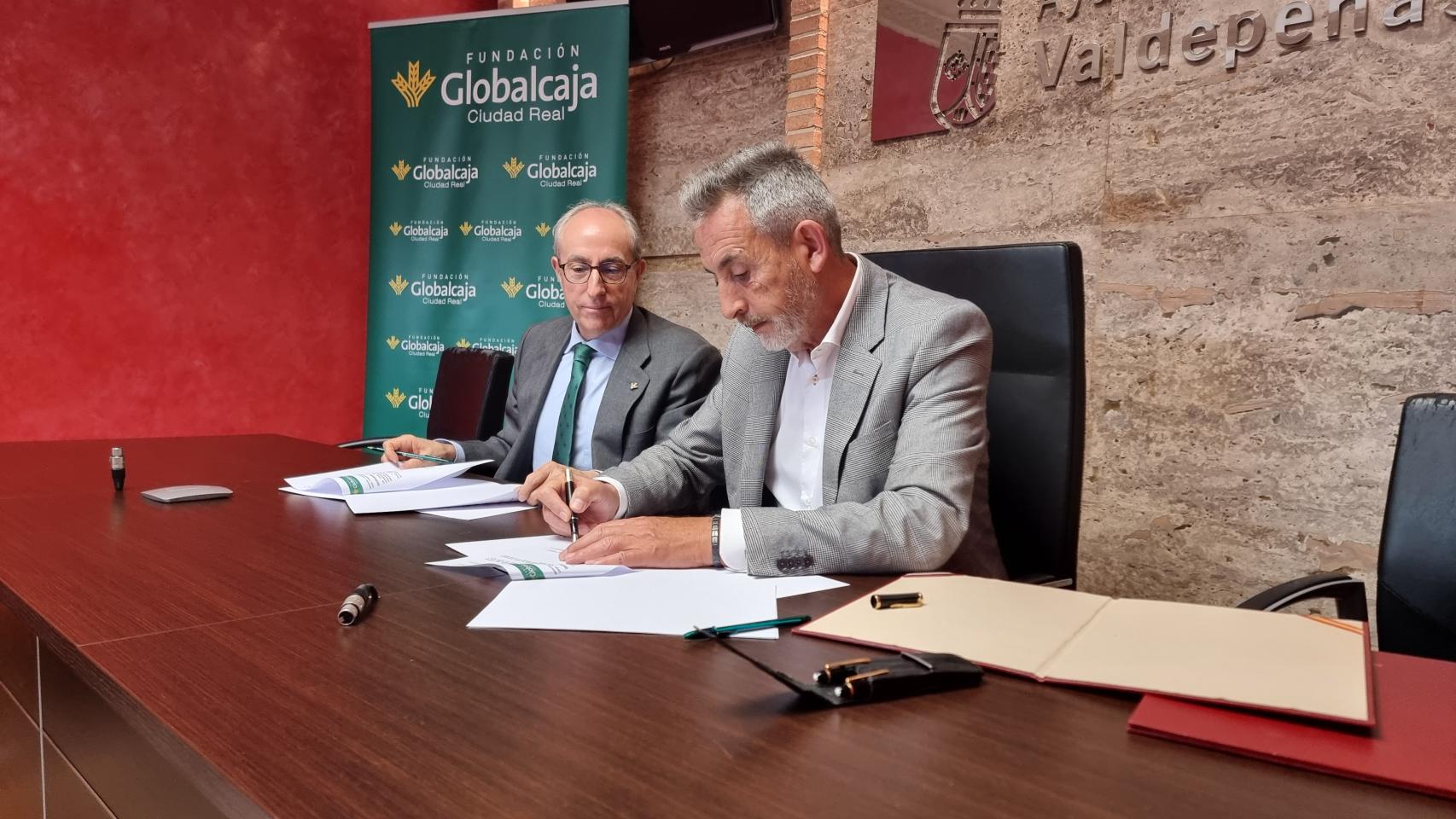 Mariano León (i) y Jesús Martín (d), durante la firma del convenio.