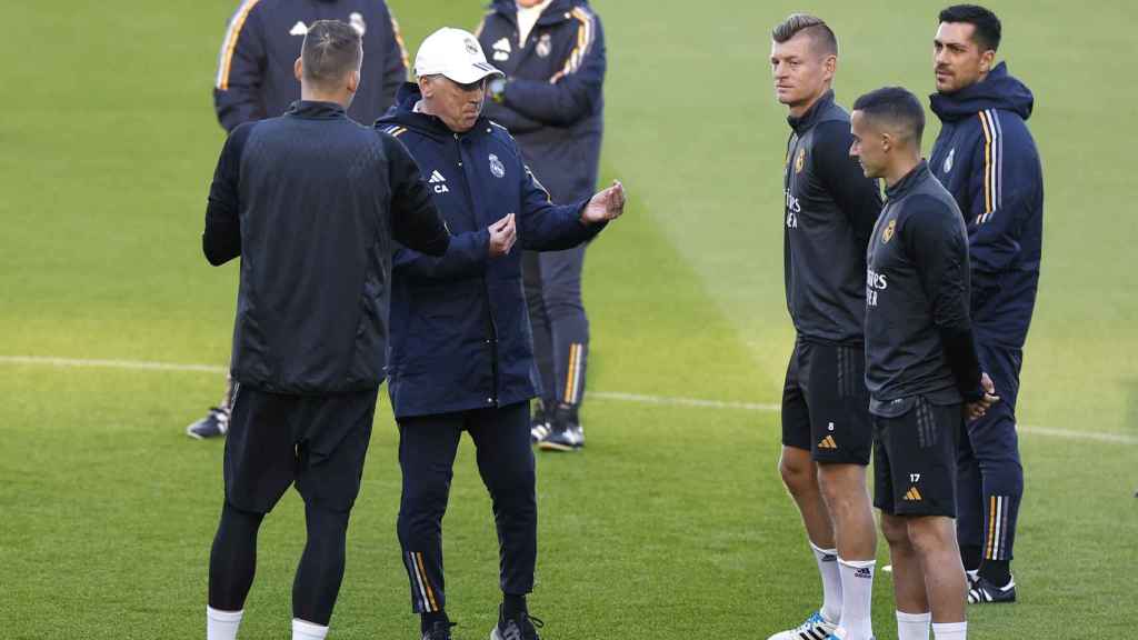 Toni Kroos escucha las instrucciones de Carlo Ancelotti en un entrenamiento.