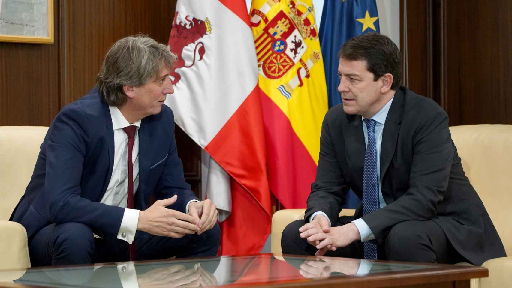 El presidente de la Junta de Castilla y León, Alfonso Fernández Mañueco, mantiene un encuentro con el alcalde de Soria, Carlos Martínez Mínguez