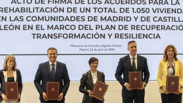 La ministra de Vivienda, Isabel Rodríguez, junto a otras autoridades en el acto de formalización de los acuerdos