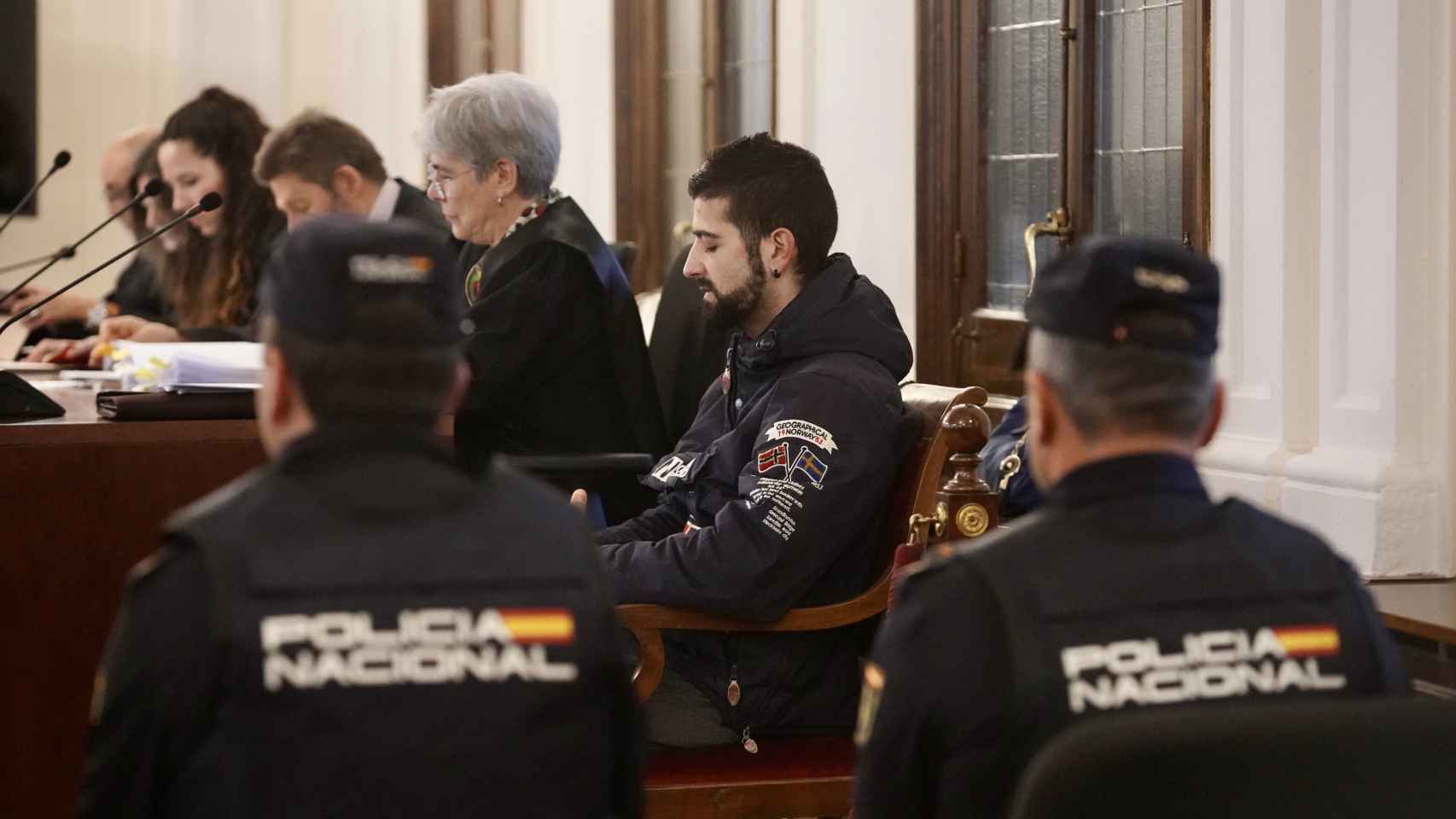 Imagen del juicio contra el hombre acusado de matar de un total de 52 puñaladas a la que era su casera en la calle Obispo Almarcha de León en marzo de 2020