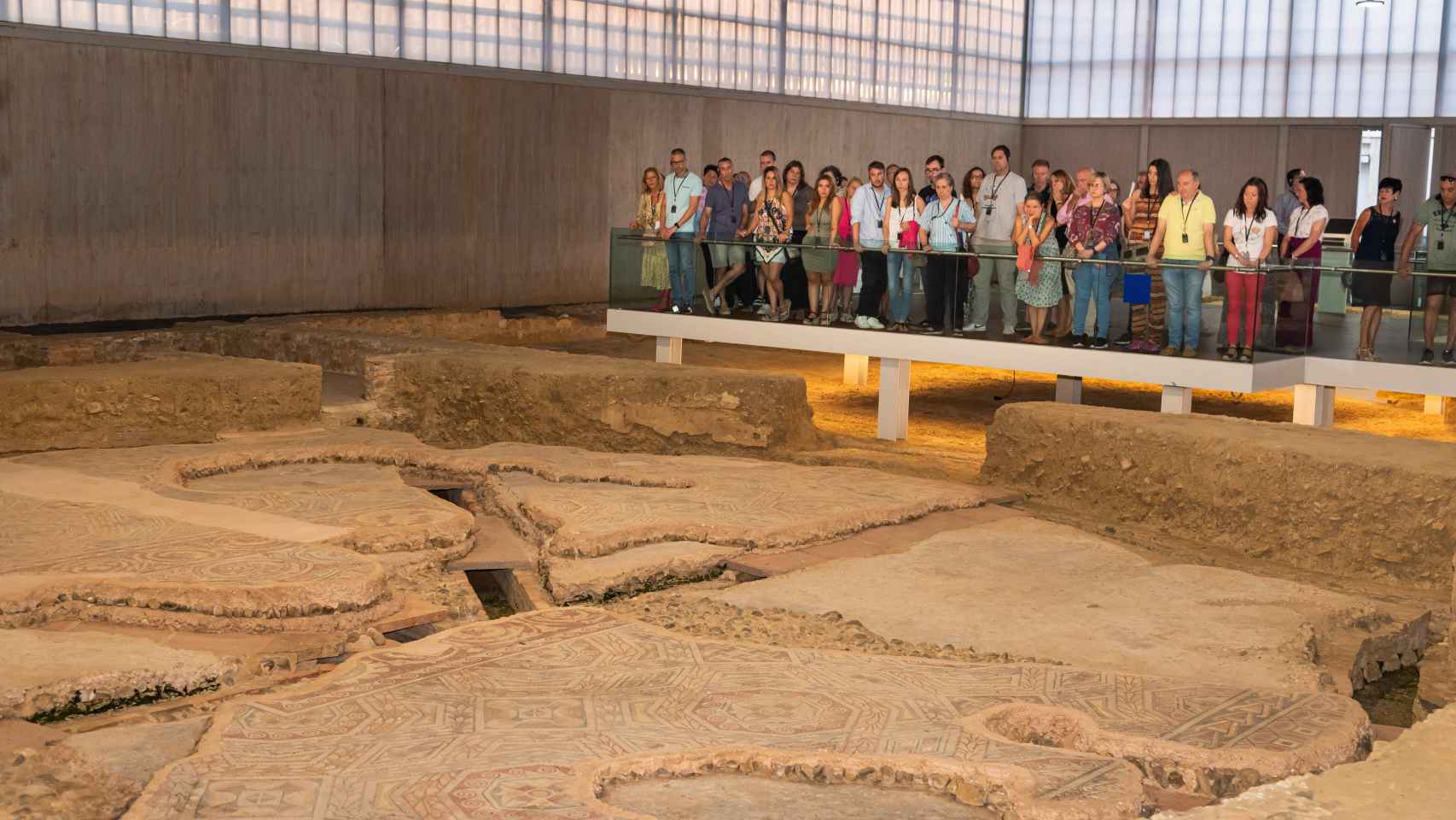 Visitantes descubren le yacimiento arqueológico de La Olmeda, en Palencia