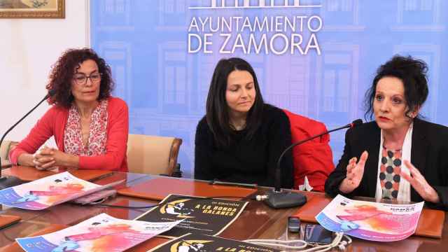 La concejal de Cultura, María Eugenia Cabezas; Carmen Ramos, presidenta de la Asociación Etnográfica Bajo Duero; y Carmen Ledesma, directora de la Escuela de Baile del mismo nombre