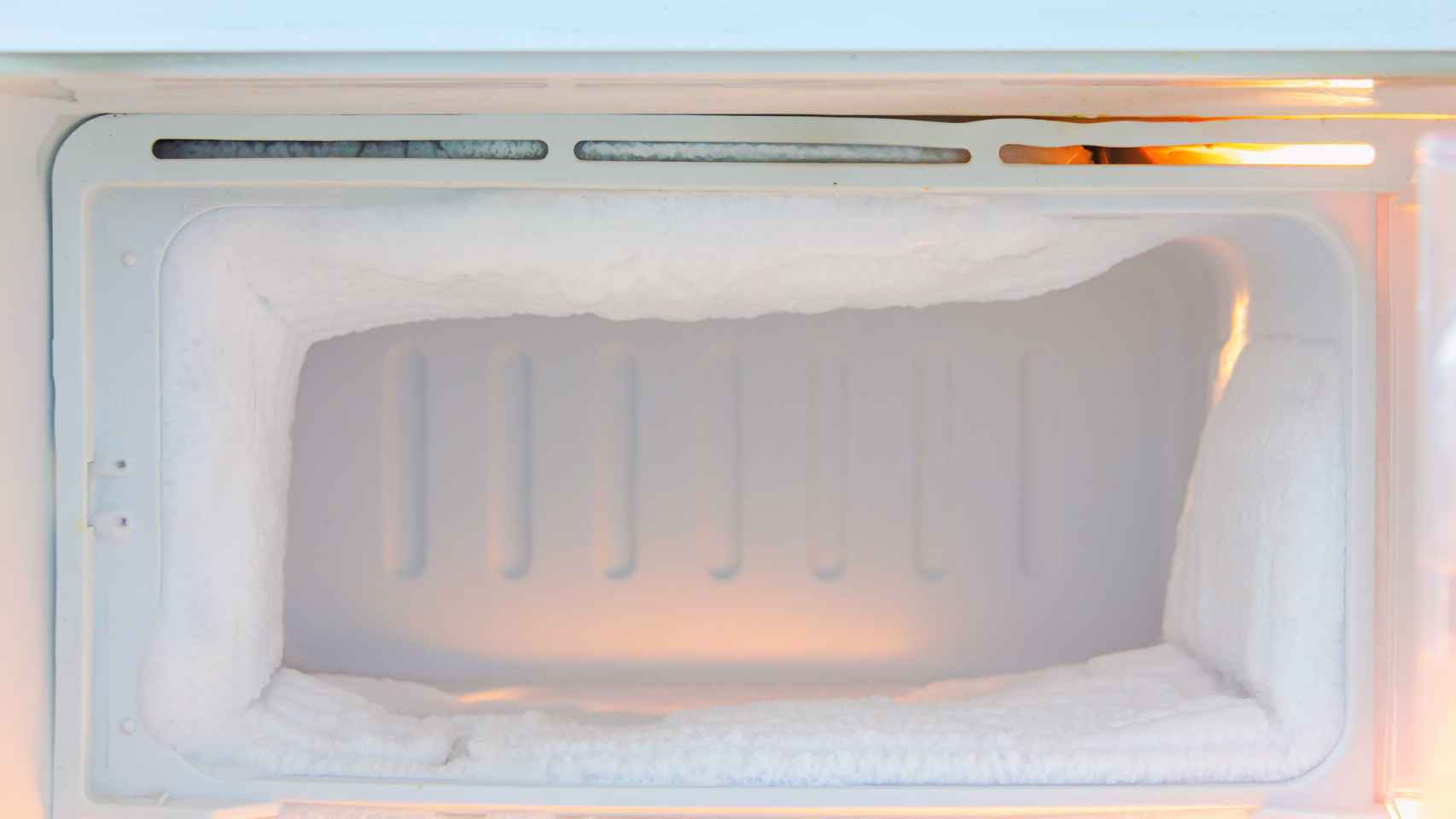El sencillo truco del papel de aluminio para retirar el hielo del congelador